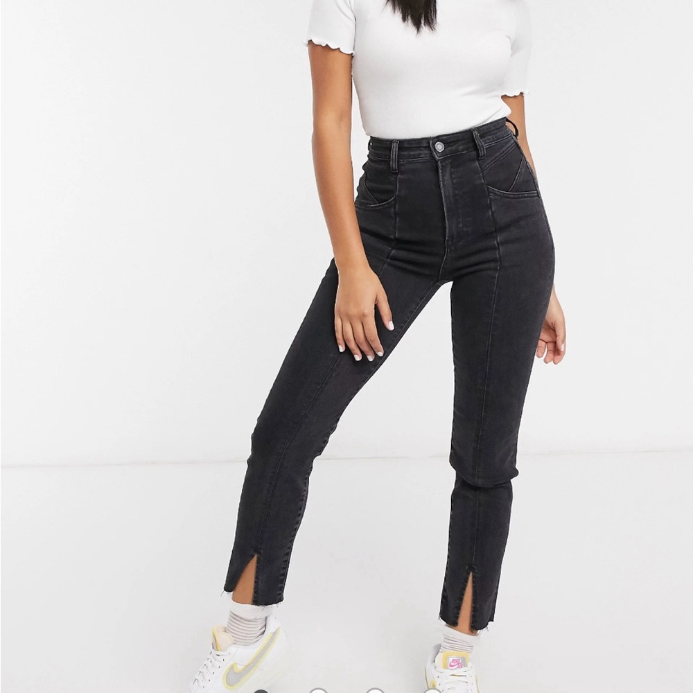 Cropped jeans with slit